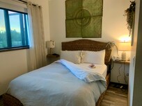 Queen bedroom with luxury linens and comfy mattress