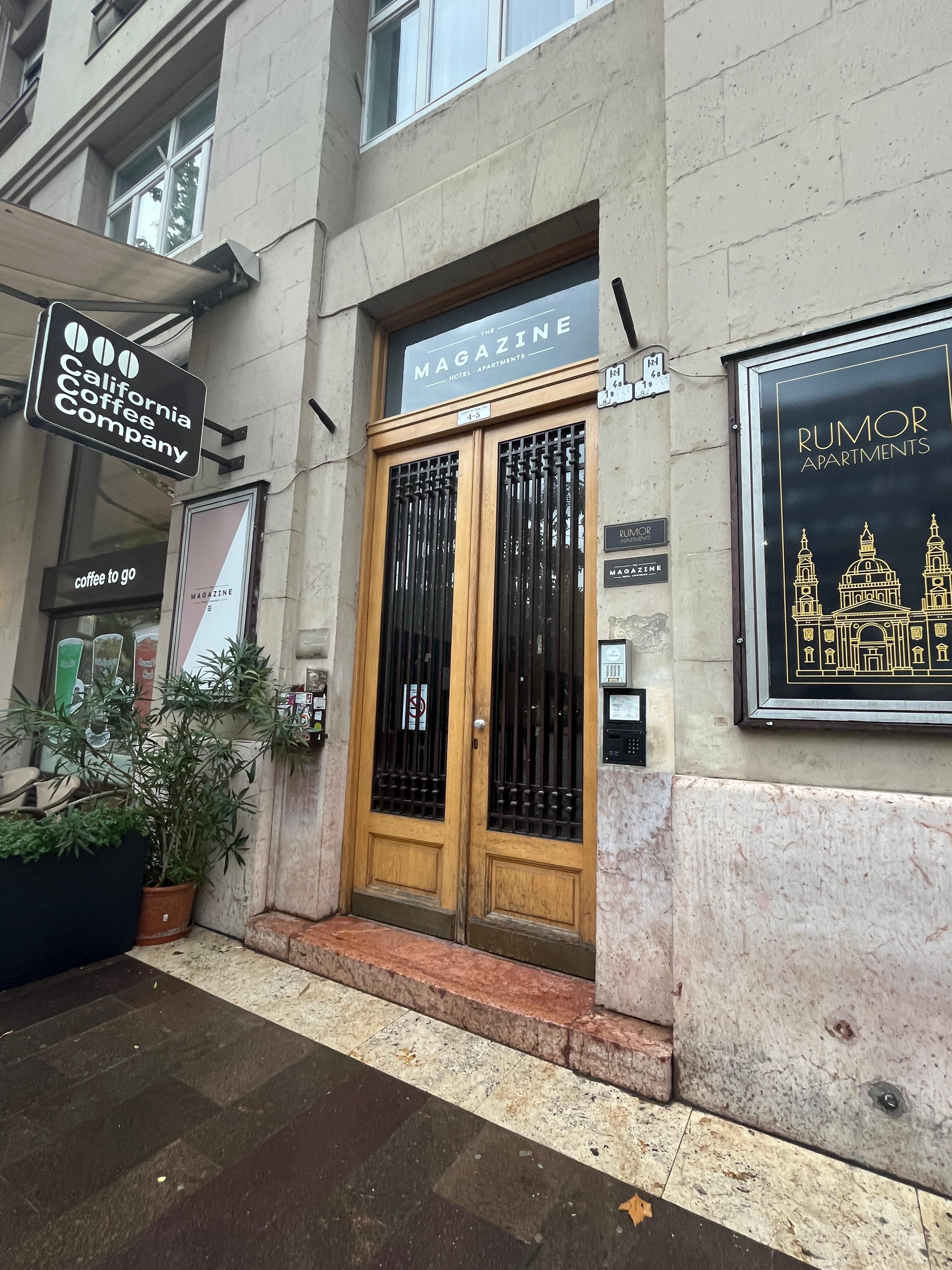 Indgang til lejlighederne 