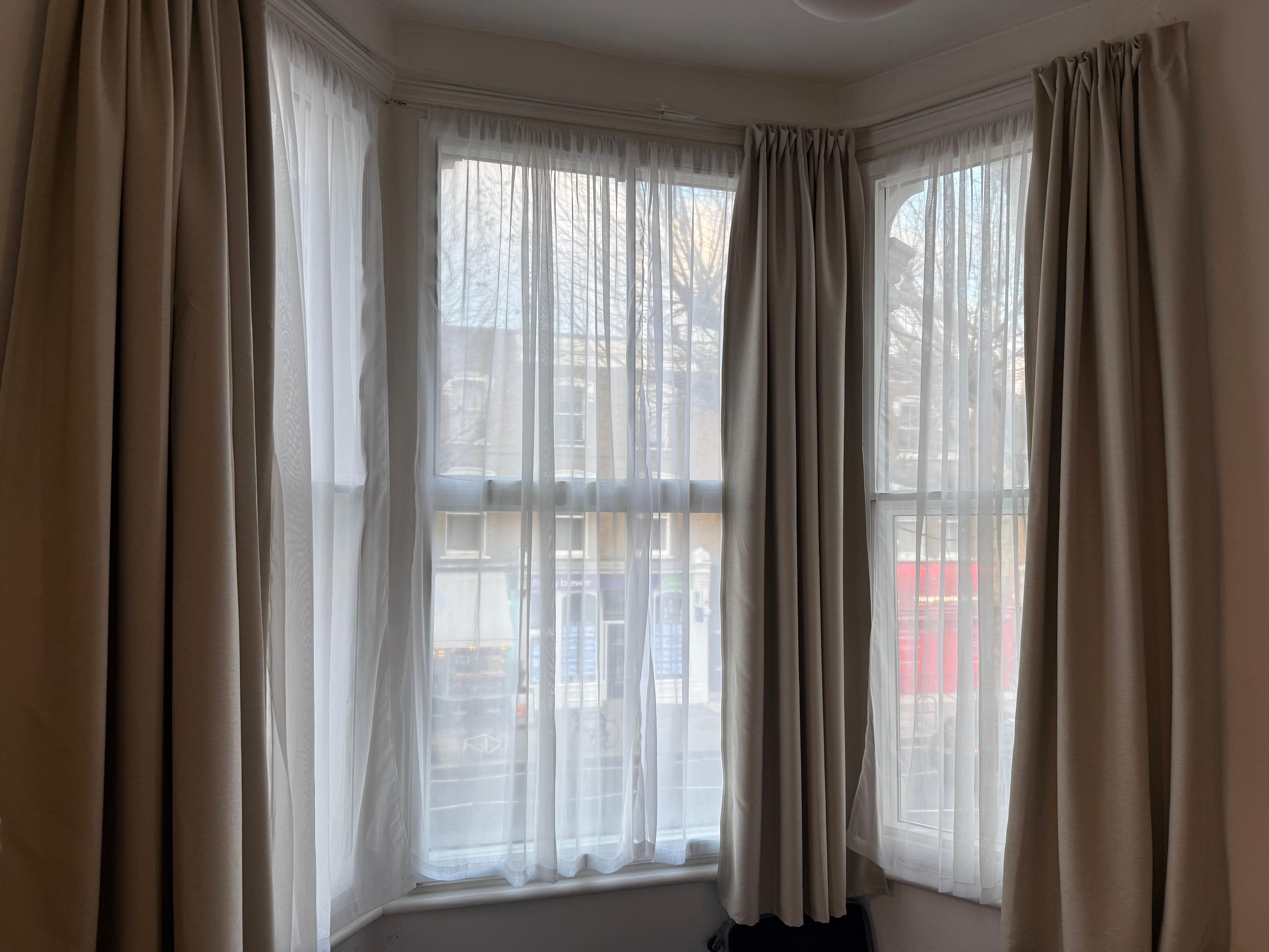 Blick aus dem Fenster. Trotz Straßenseite sehr ruhig 