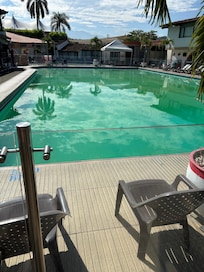 Piscina con agua verde