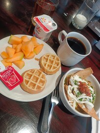 Lo único bueno de esto fue el melón y los waffles aunque estaban frios