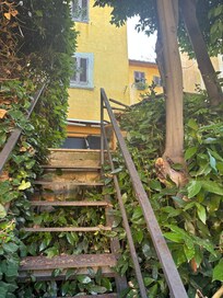 Treppe vom Grillplatz hoch zu unserer Terrasse