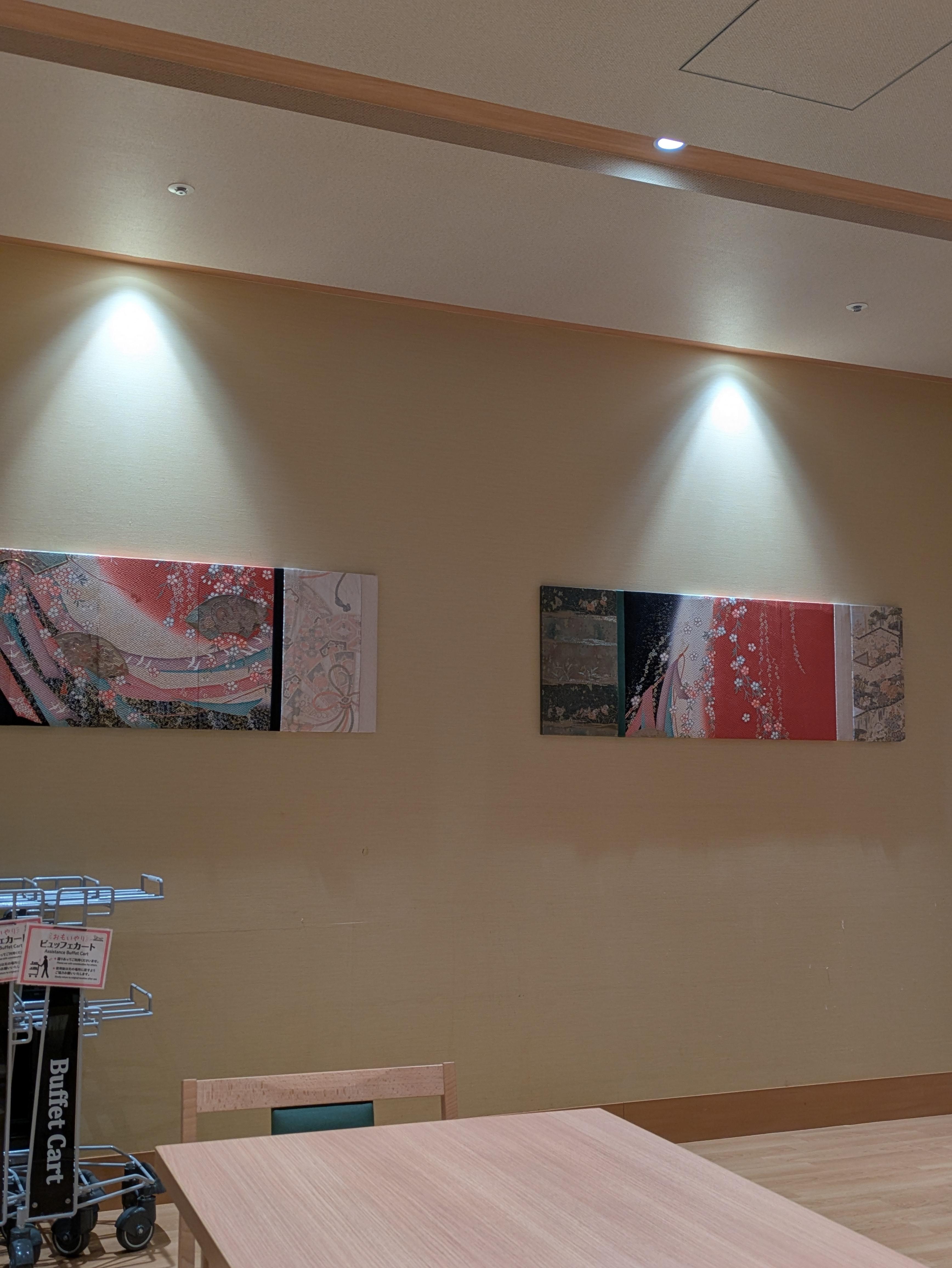 朝食ブュッフェの部屋にあった絵です。左側にあるのは、食事の時にまとめて運べるカートです。IKEAにあるのと同じです。利用して  いる人は自分の時は見ませんでした。