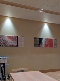 朝食ブュッフェの部屋にあった絵です。左側にあるのは、食事の時にまとめて運べるカートです。IKEAにあるのと同じです。利用している人は自分の時は見ませんでした。