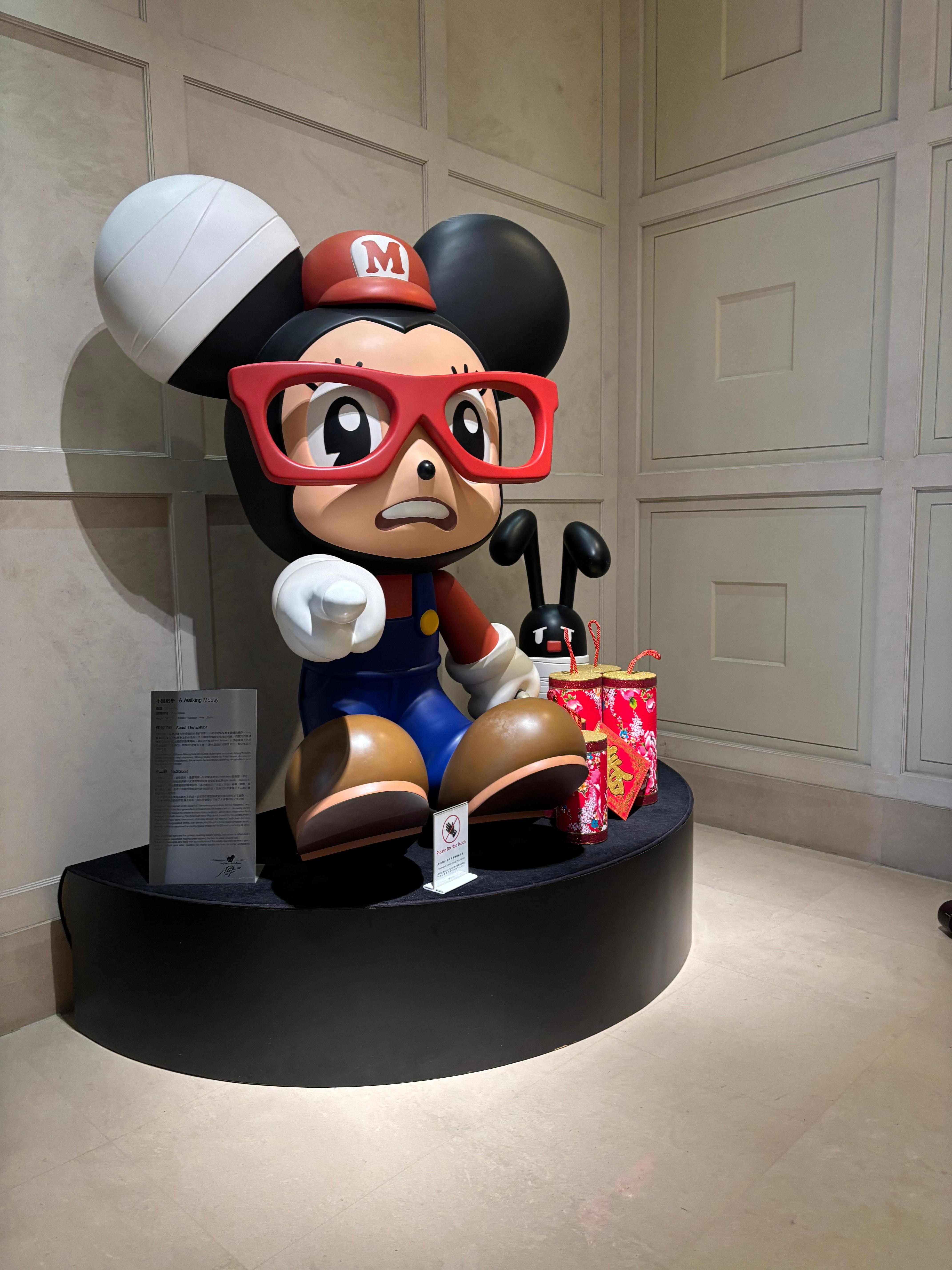 エレベーターホールでお出迎え①