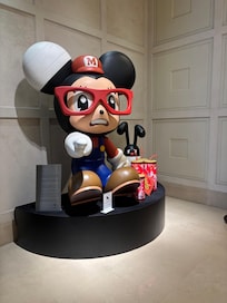 エレベーターホールでお出迎え①