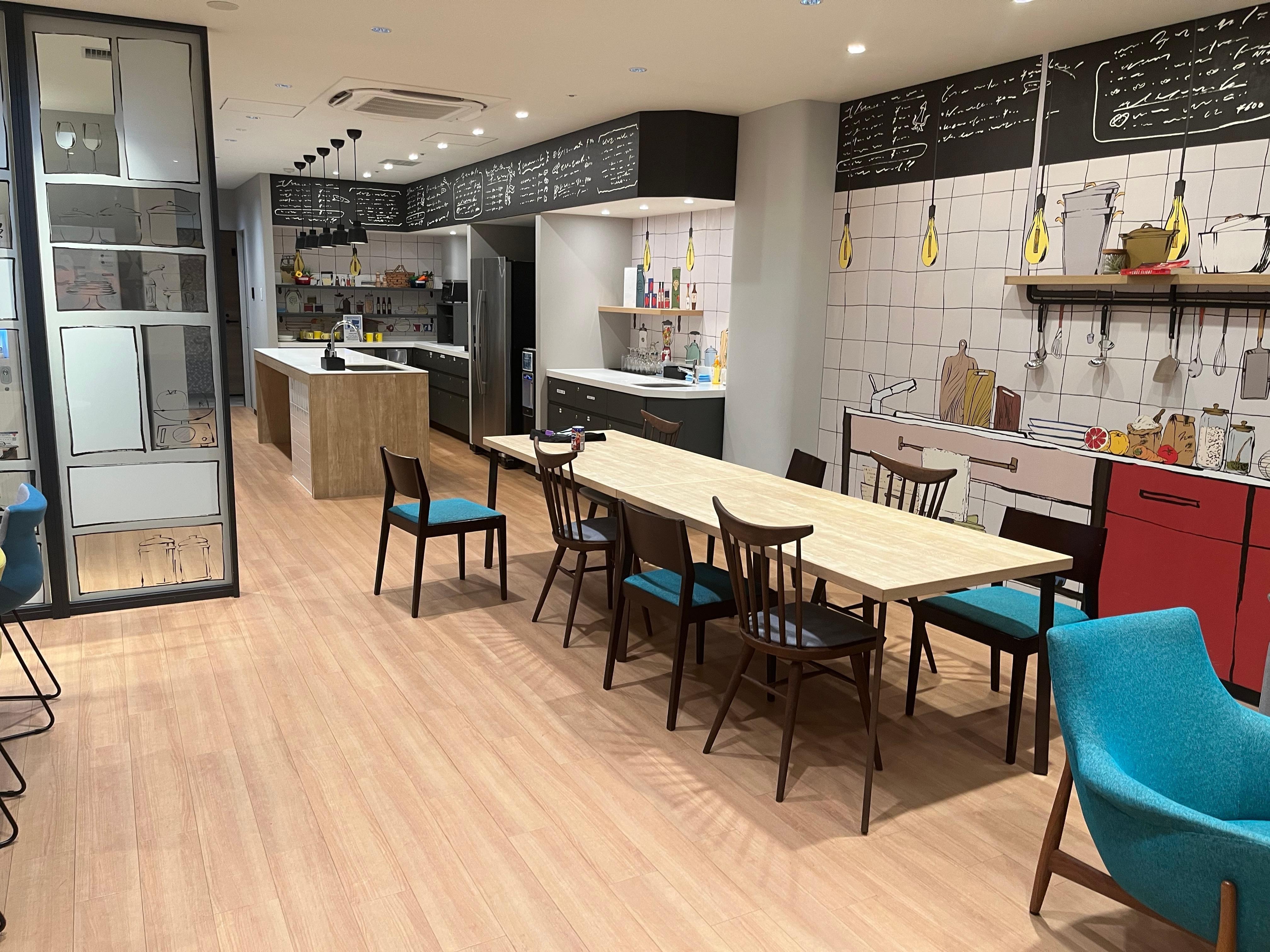 ラウンジ、にぎやかな時はコーヒー待ちができます