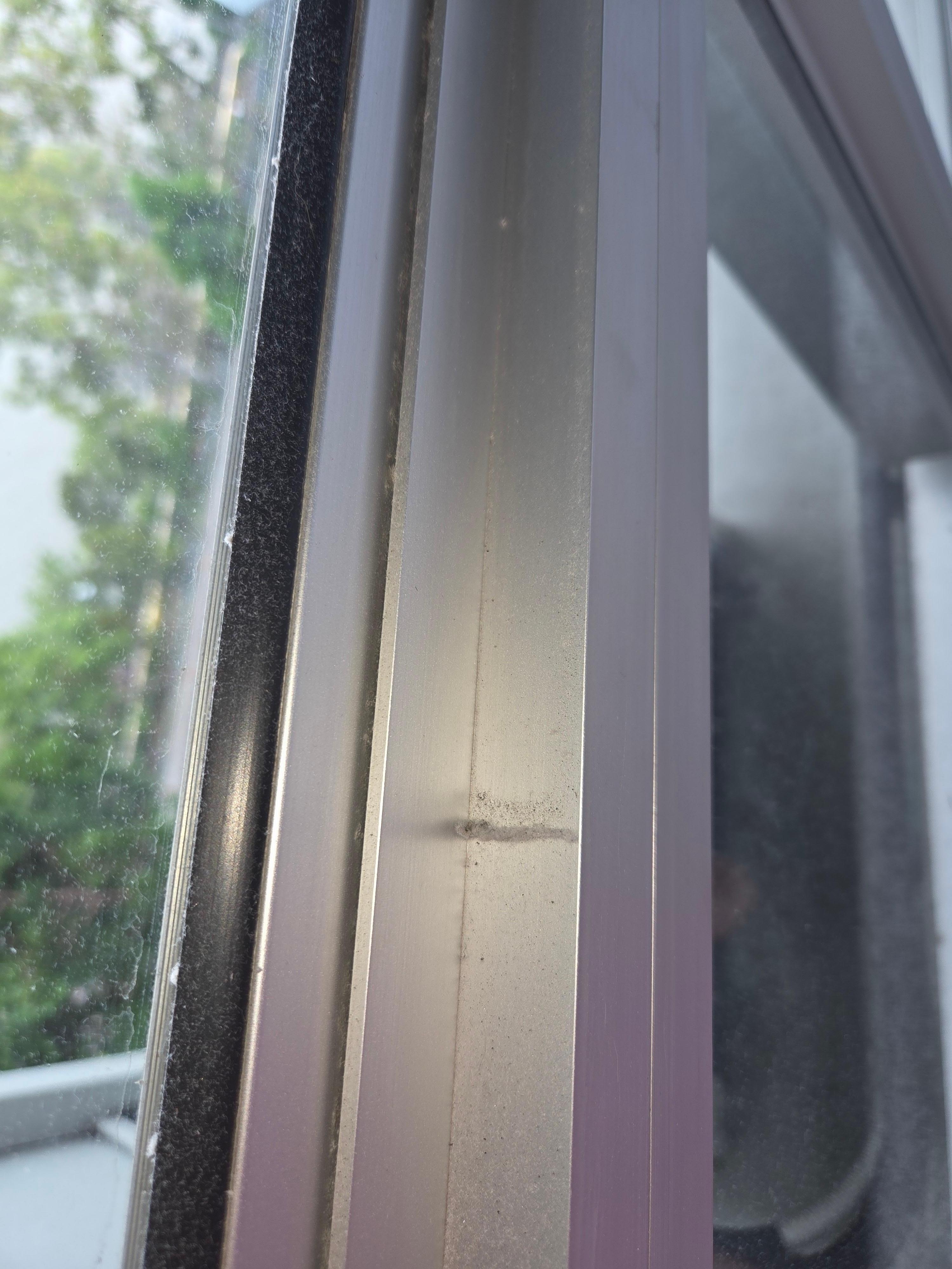 Dust on qindow sills