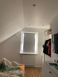 Schlafzimmer morgens um 5:00 Uhr, man könnte schon mal die Zeitung lesen