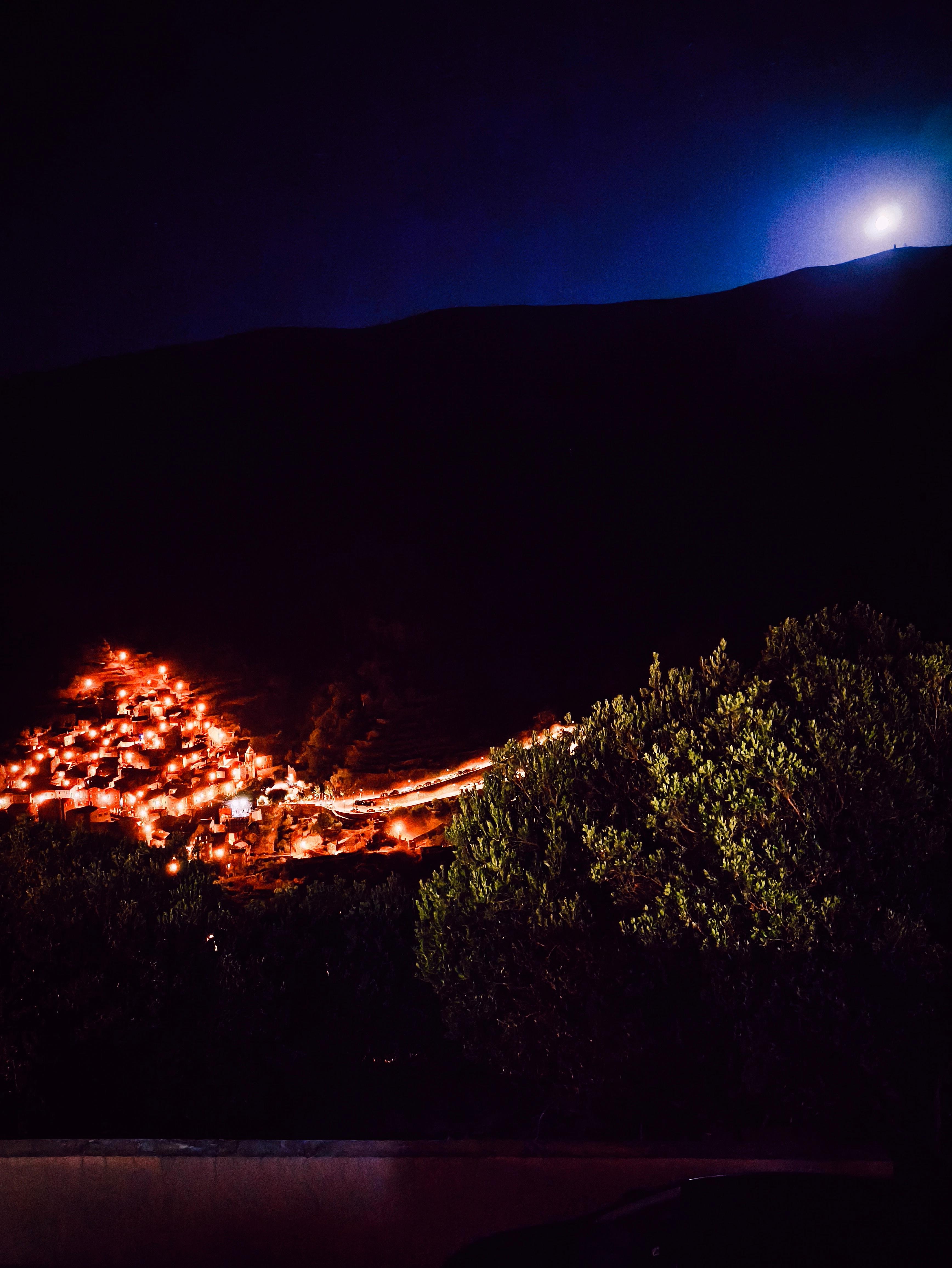Vue de piodao de l'hôtel le soir 