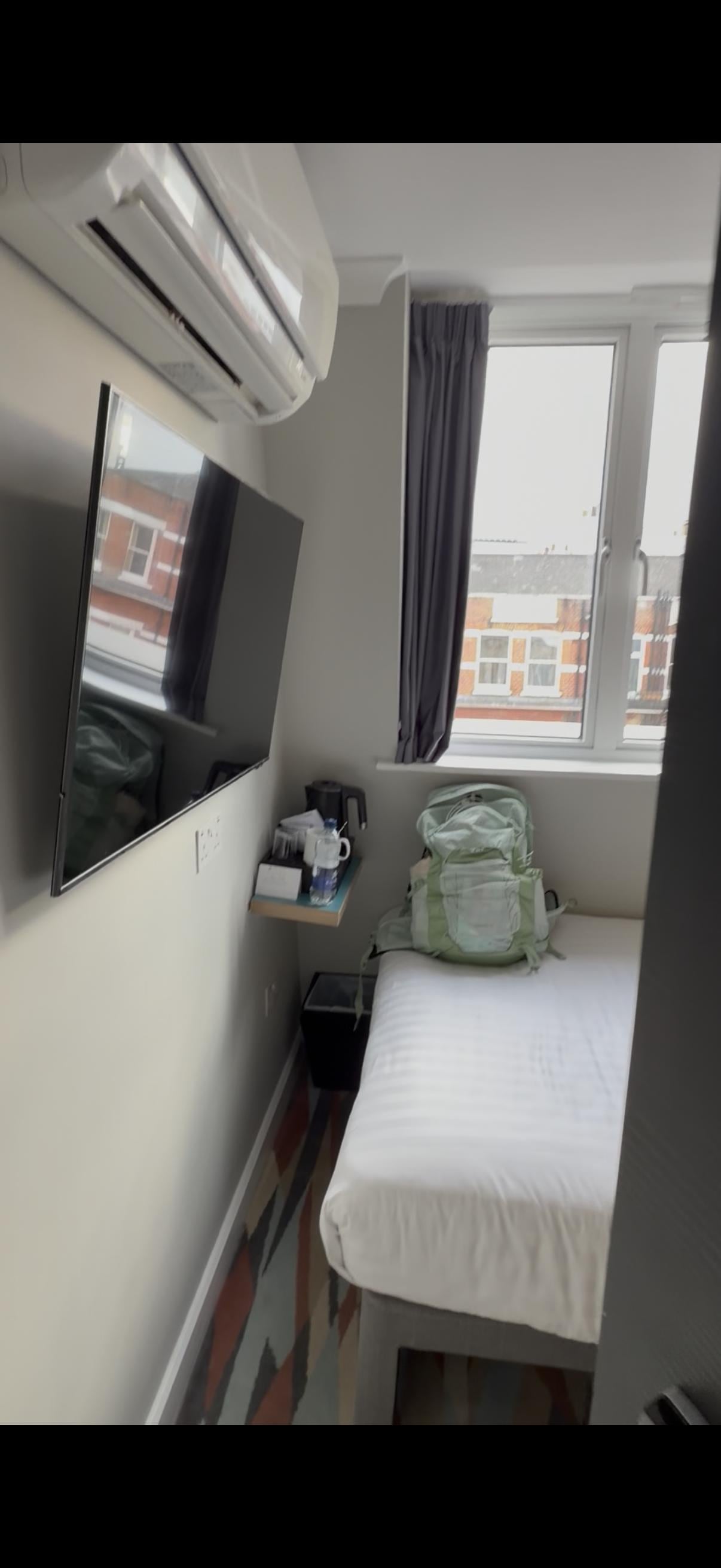 Feel depressed to live in a small room and the window is locked, can’t even open it 