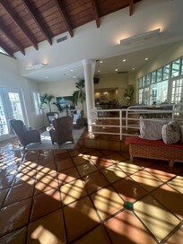 La recepción está muy bien decorada y limpia