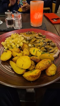 Middag på hotellets restaurant.