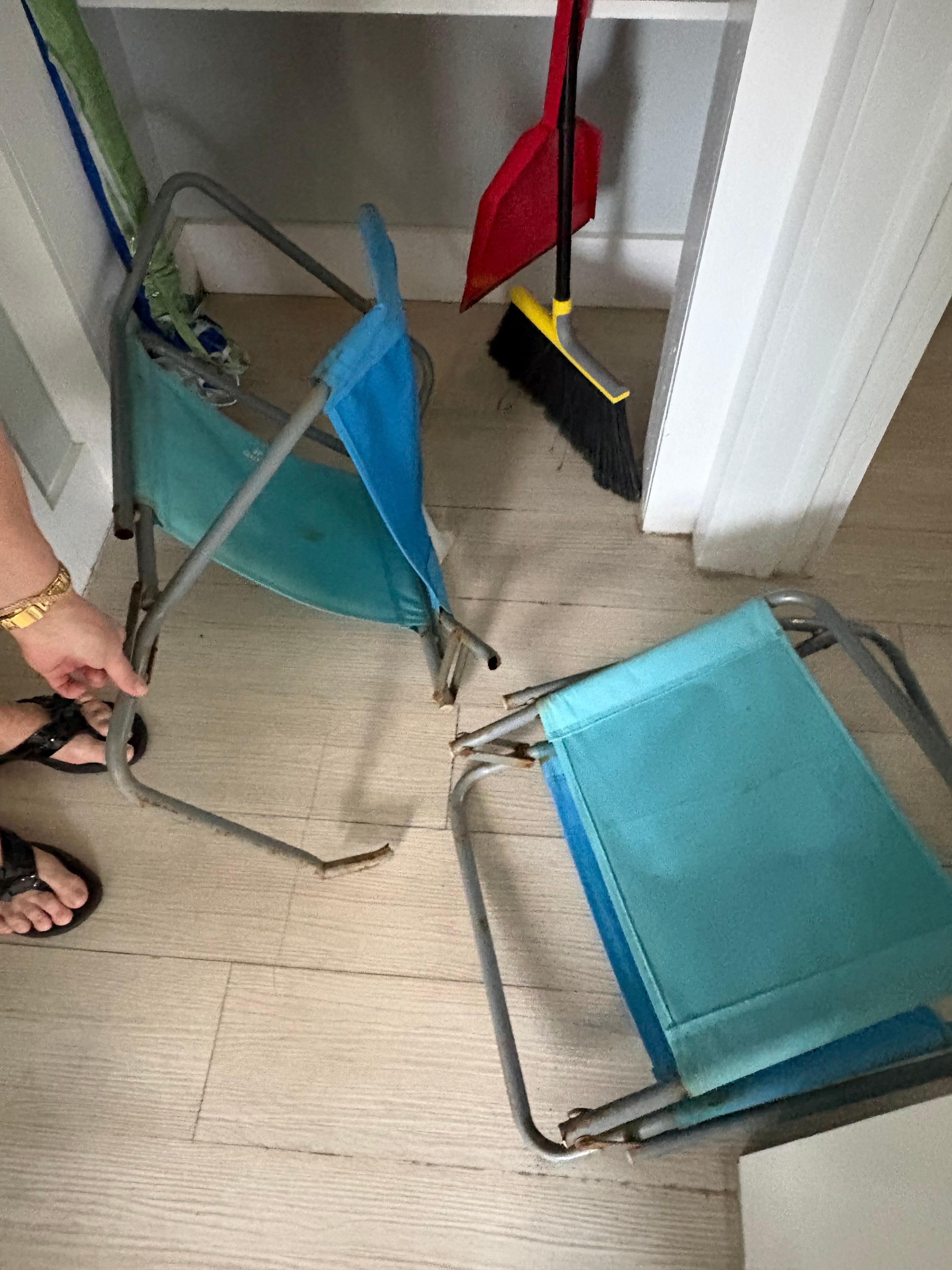 Broken beach chairs. Rental advertised as having them.