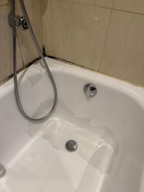 Salle de bain indigne et moisie