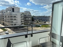 La chambre avec balcon offre beaucoup de luminosité mais du via-a-vis.