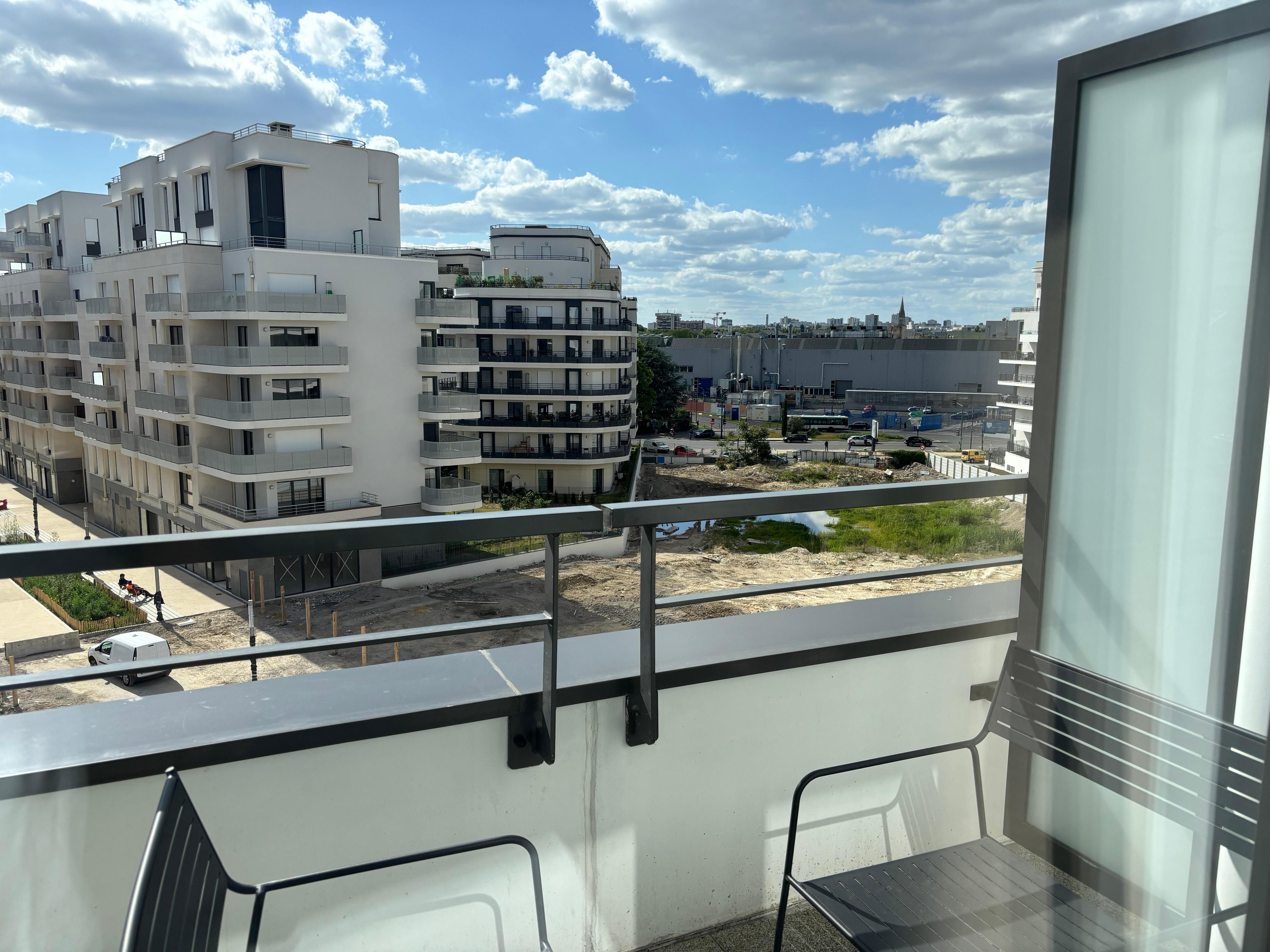 La chambre avec balcon offre beaucoup de luminosité mais du via-a-vis.