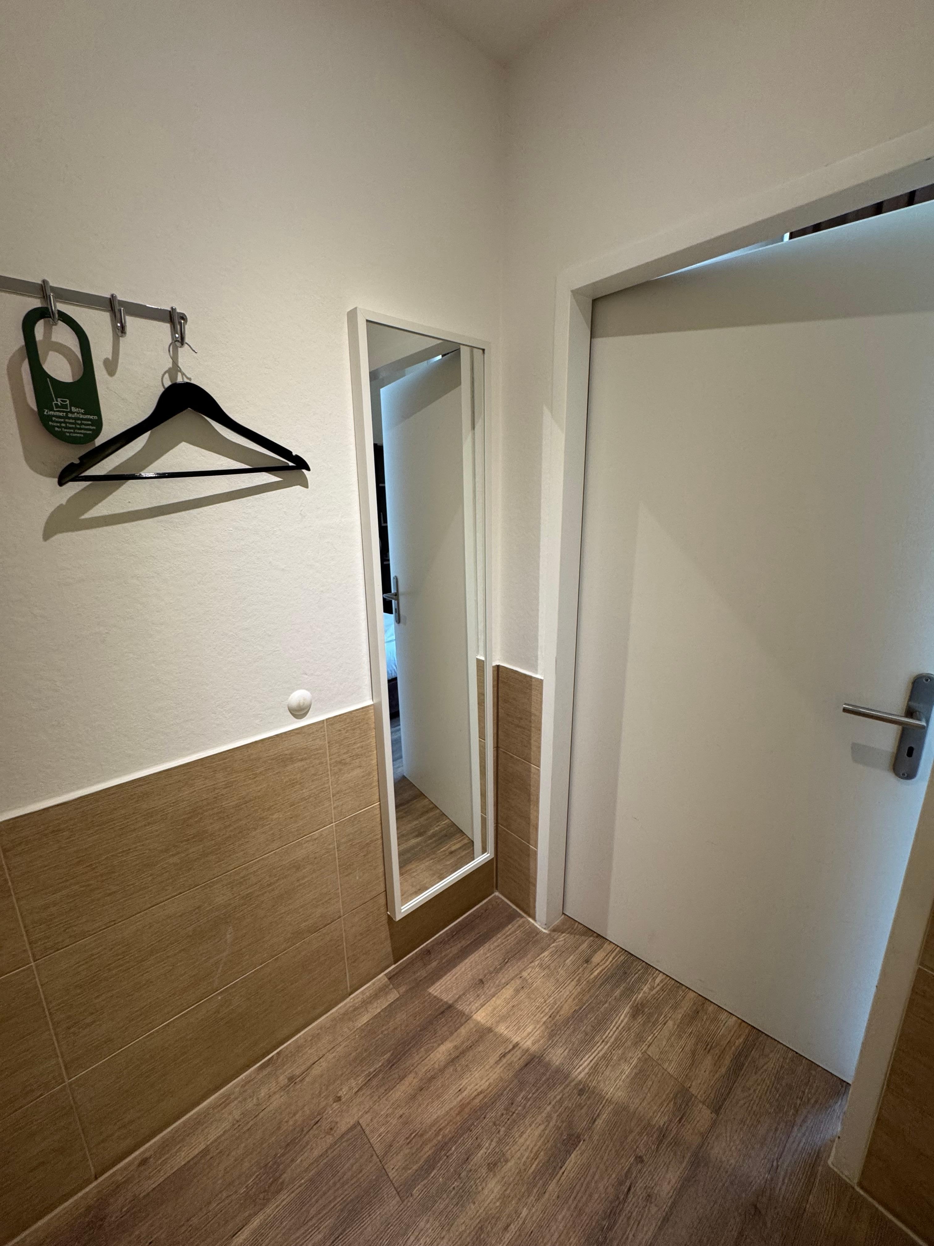 방음객실이라더니 중문이 있었어요. 화장실과 침실이 분리되어있어요.