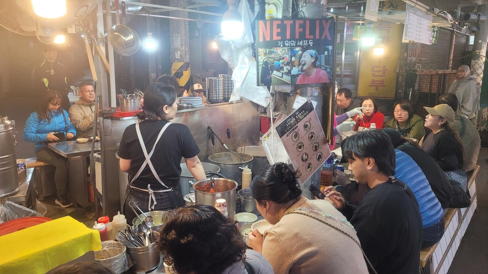 有点像我们国家的市场氛围，但是有很多外国人