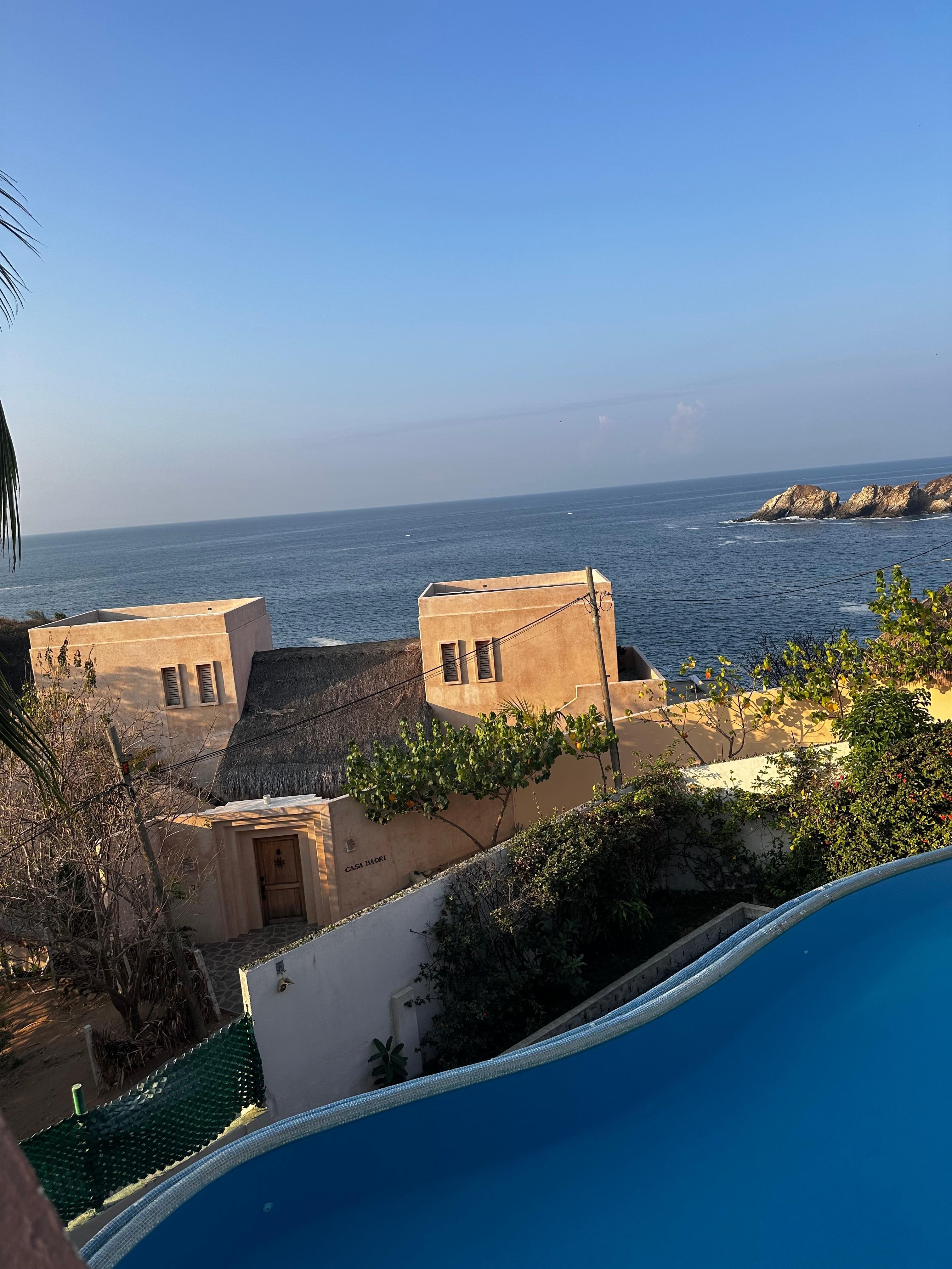 La vista que tienes del área social, alberca y demás amenidades, cuenta con una especie de balcón en el cual puedes tomar el sol y apreciar las bellas vistas 