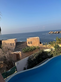 La vista que tienes del área social, alberca y demás amenidades, cuenta con una especie de balcón en el cual puedes tomar el sol y apreciar las bellas vistas