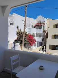 Vores balkon med udsigt til vejen og nabohotellet