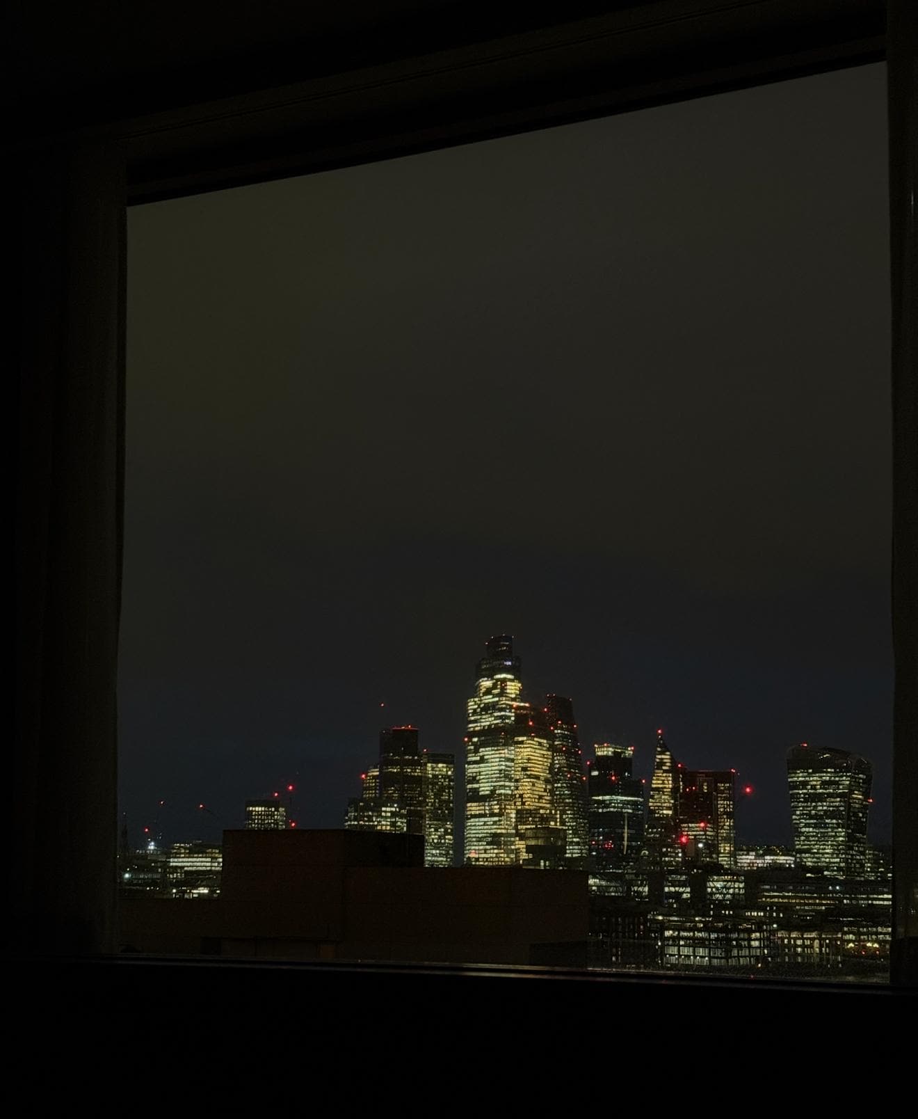 Udsigten fra vores værelse (udsigt til højhuse, samt kanalen). Vores venner der også boede her, havde udsigt til London Eye