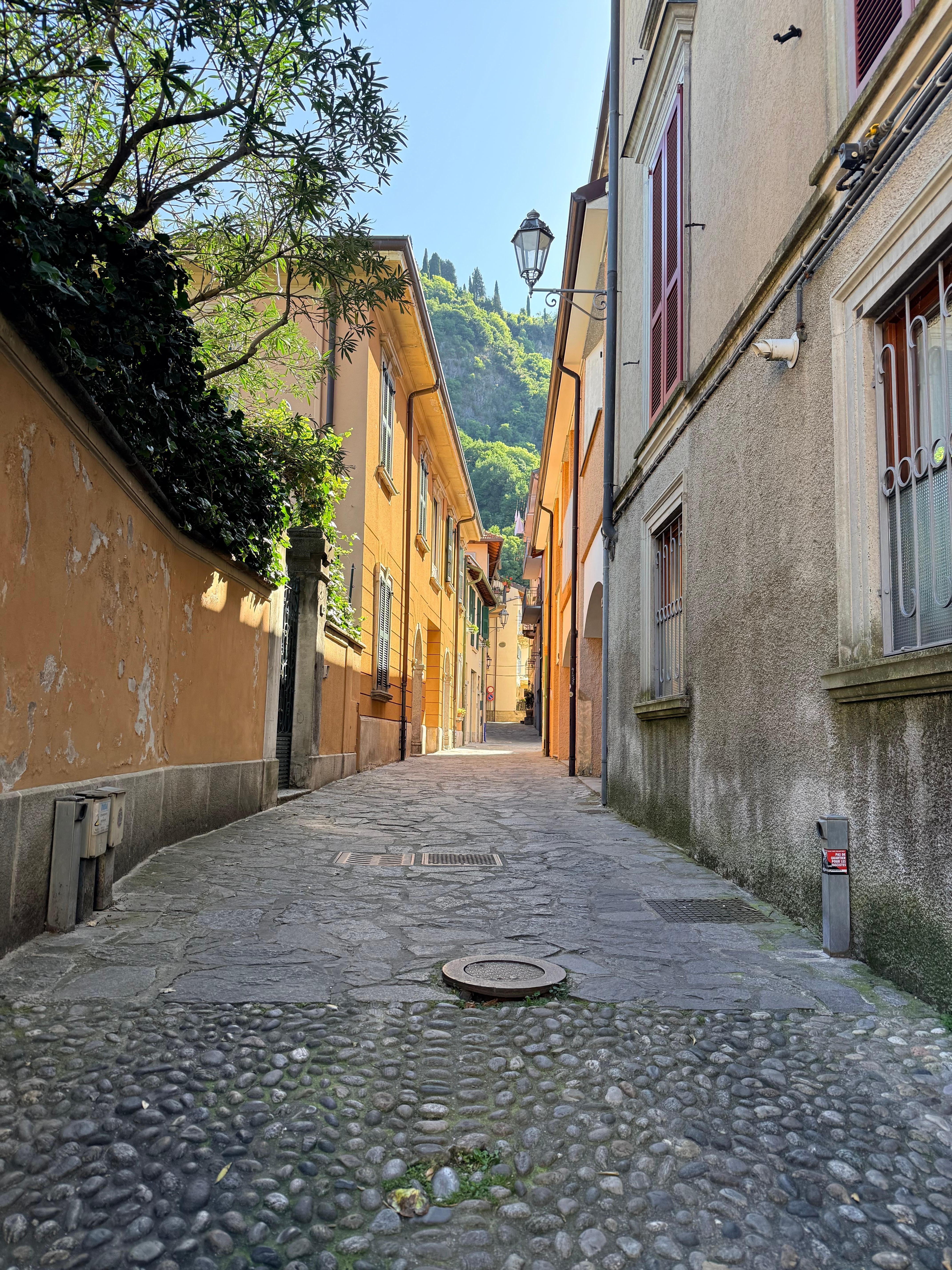 아파트 골목 -좌측