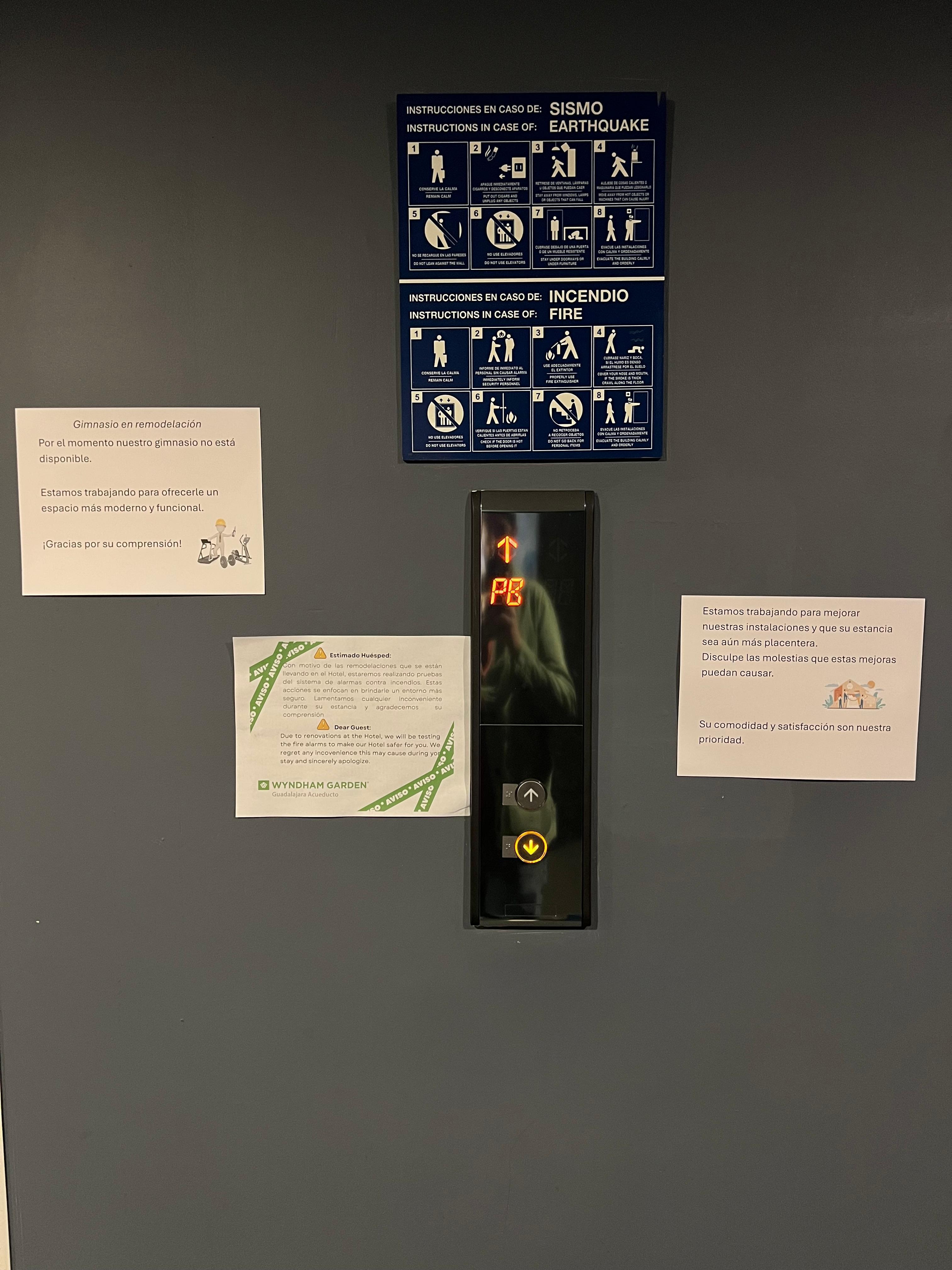 Mensajes en el elevador de que todo estaba inservible 