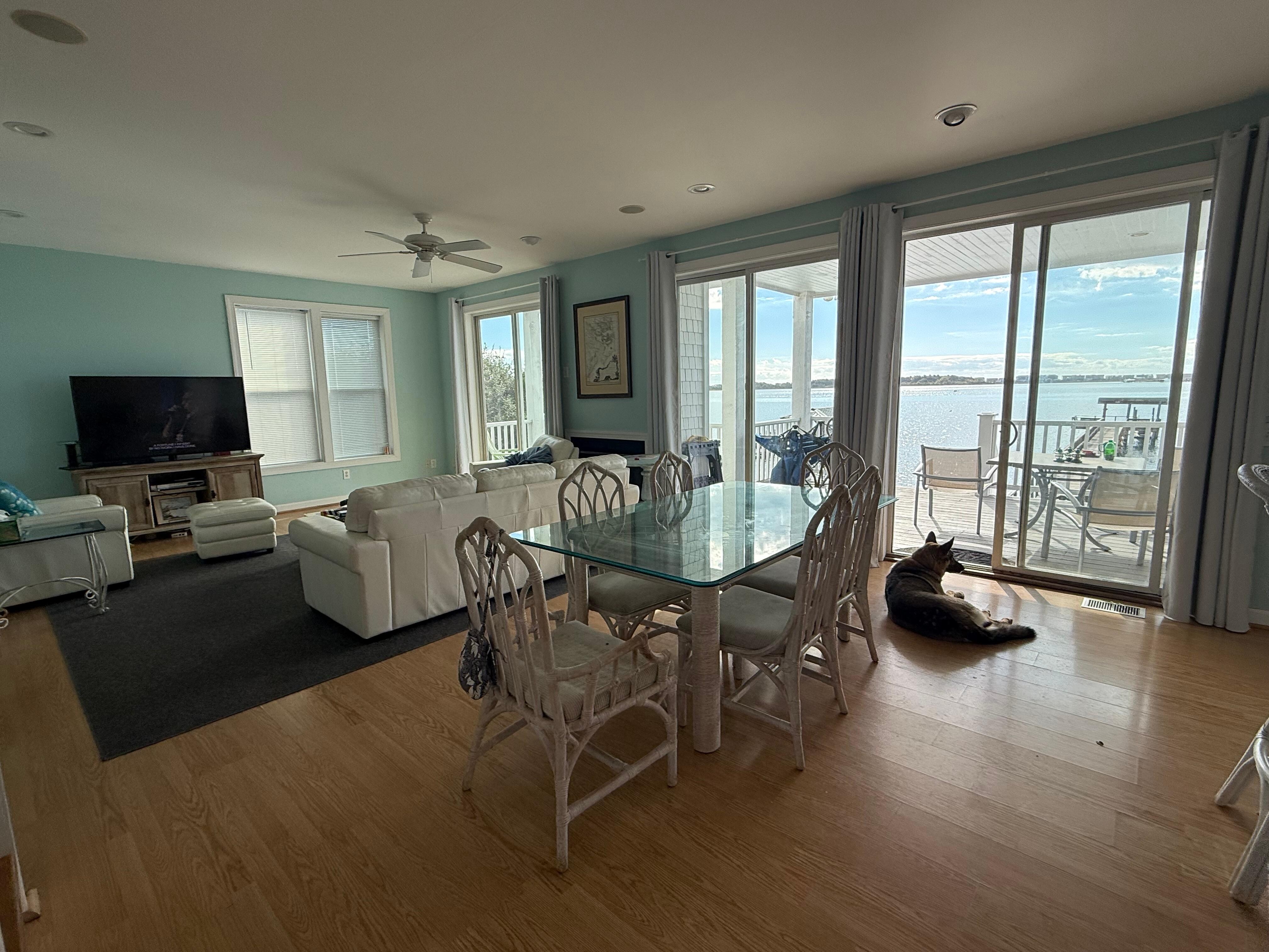 Super cozy and a lot of natural lighting. Sunrises from inside even beautiful!