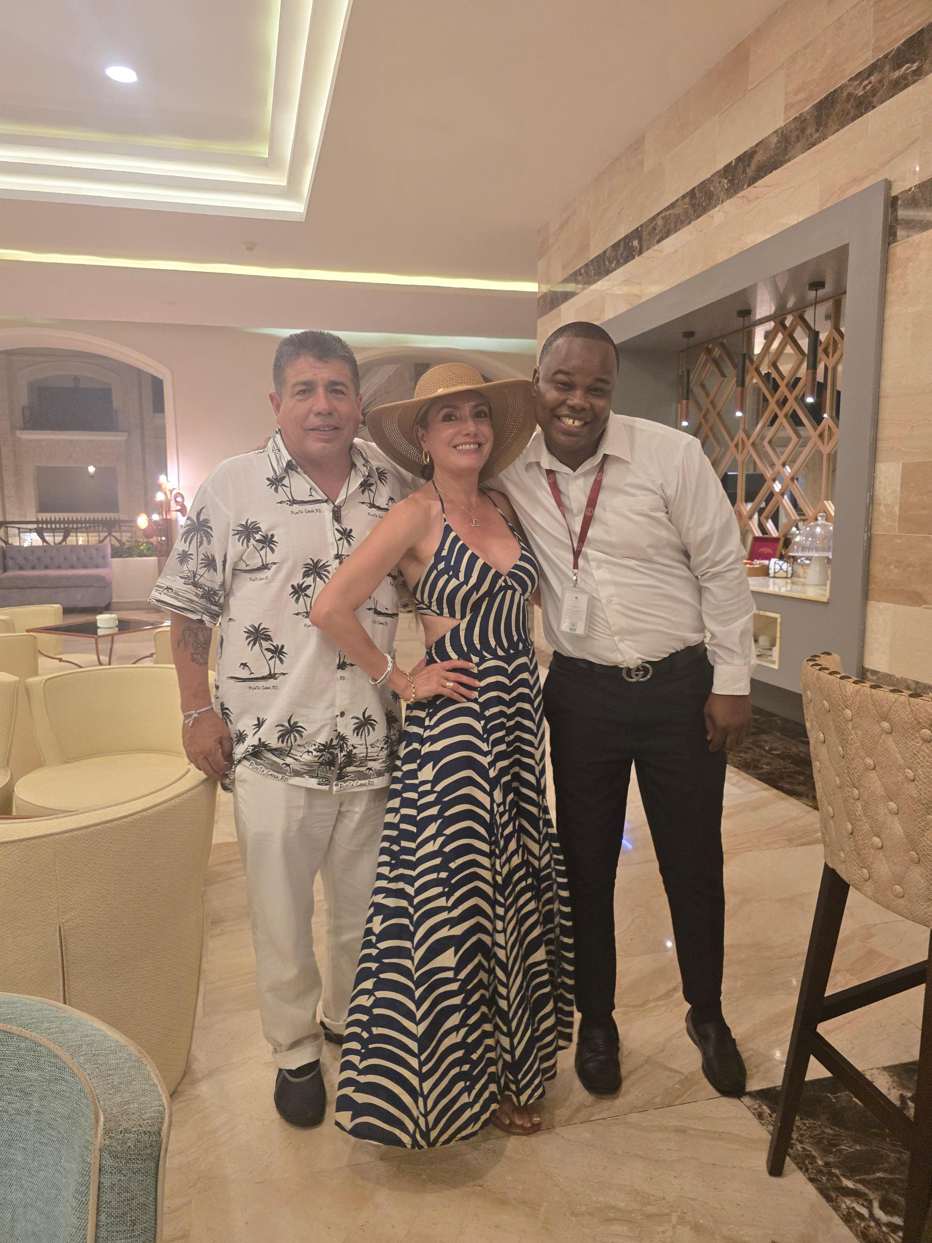 Jonathan el  barthender del piano bar, siempre muy amable, y sus bebidas riquisimas, los mejores cocos locos que hemos probado. 