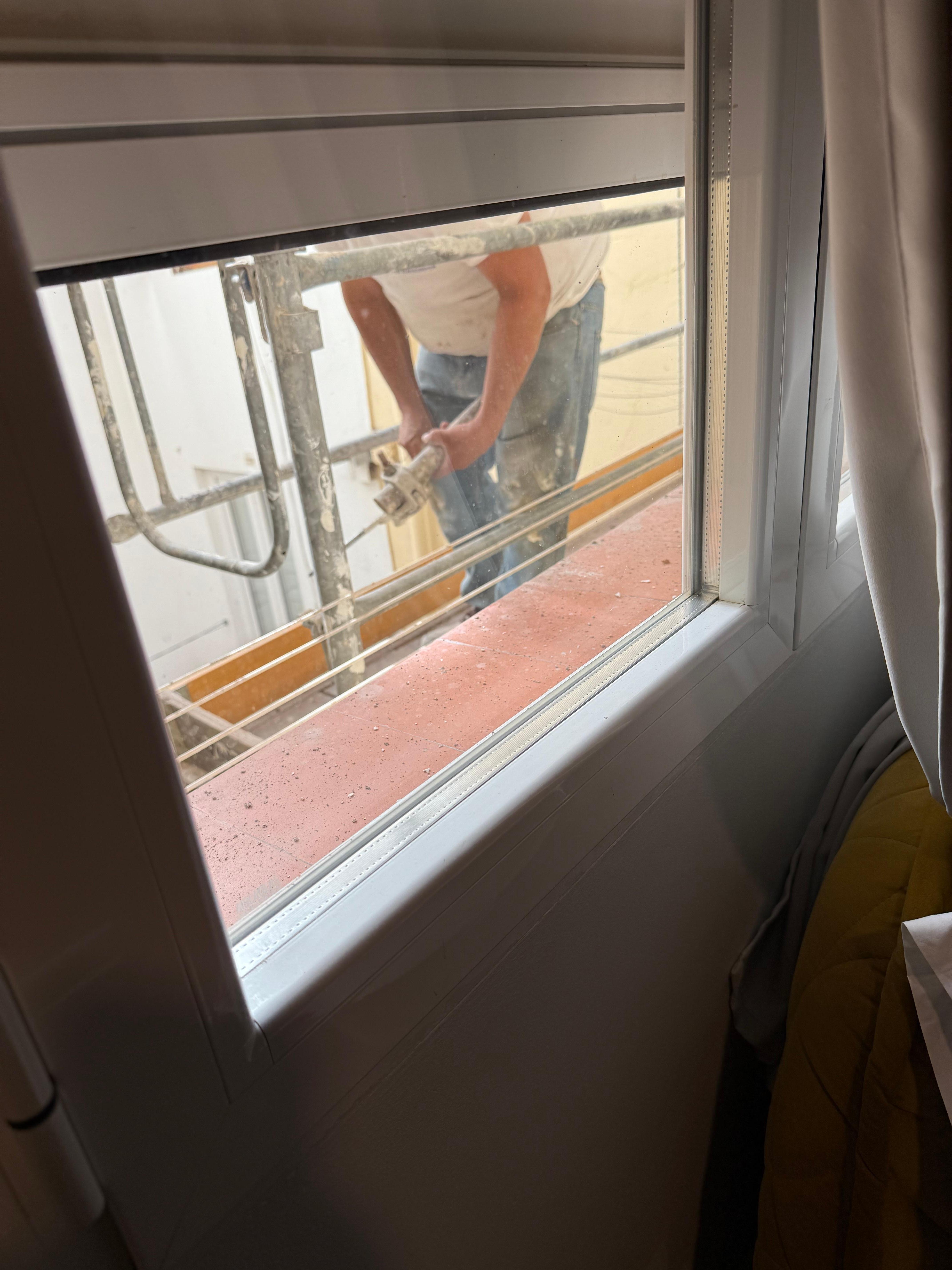 Personal trabajando , no se podía abrir ventana o coftina