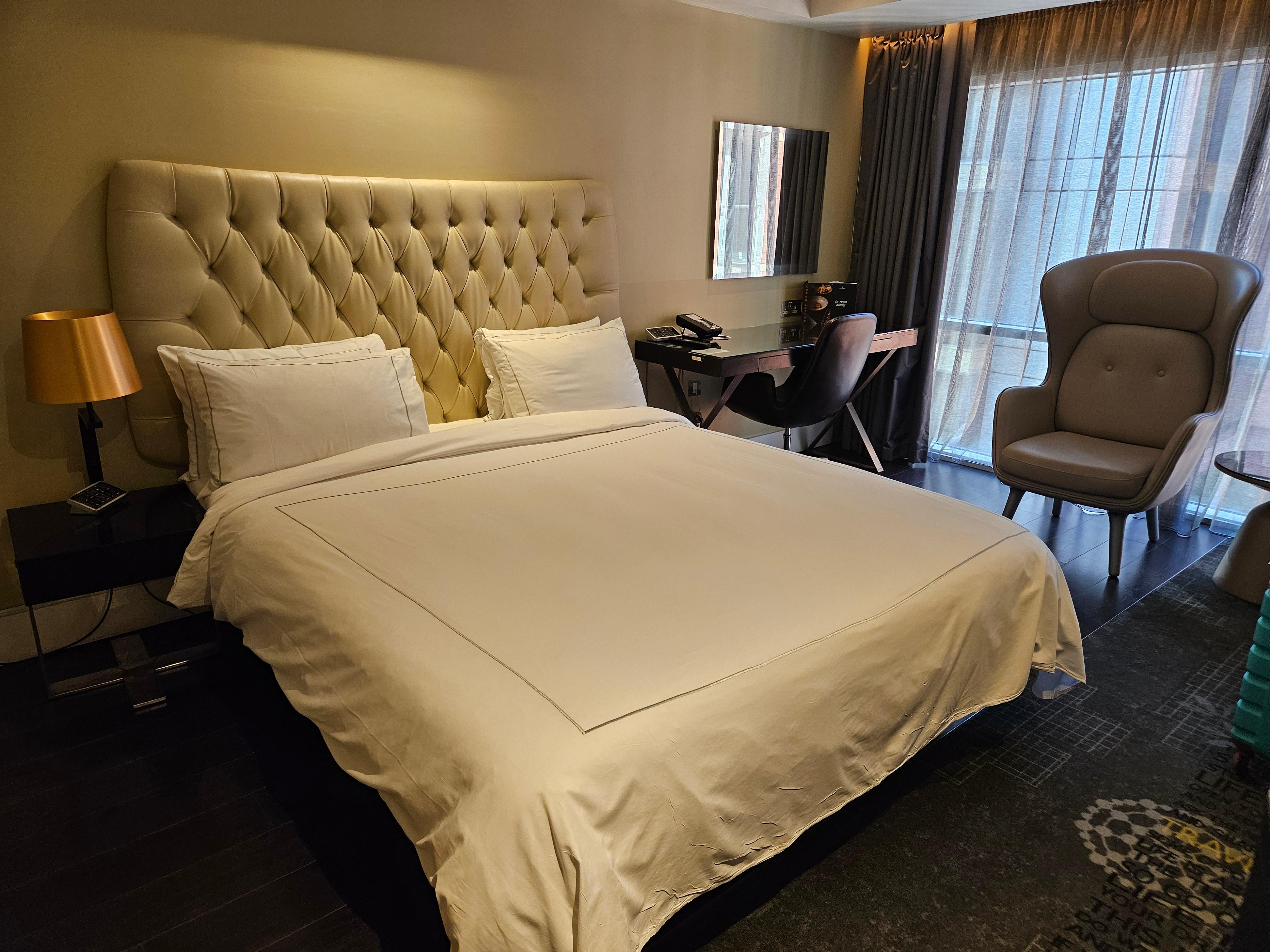 Zimmer mit großem Doppelbett