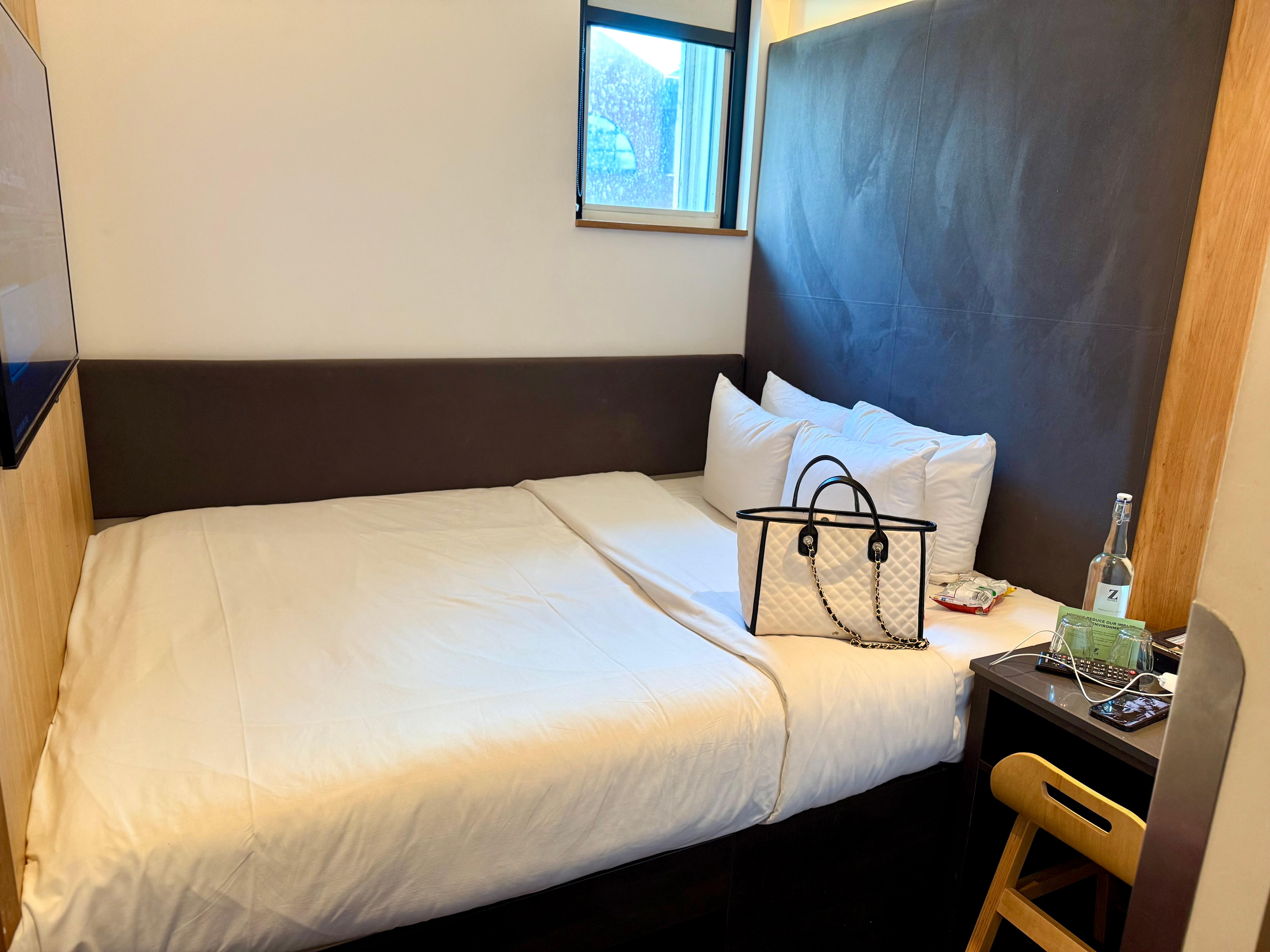 Huone kompakti, mutta riittävä, jos siellä käy vain nukkumassa. 