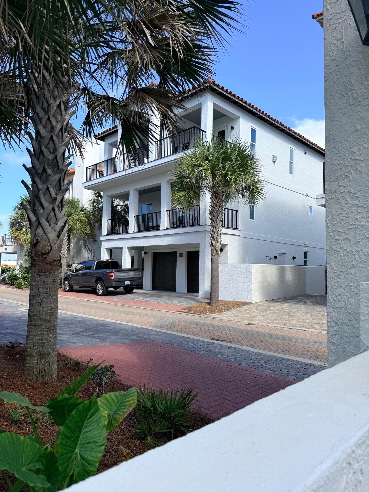 Pic of the house from the front. 