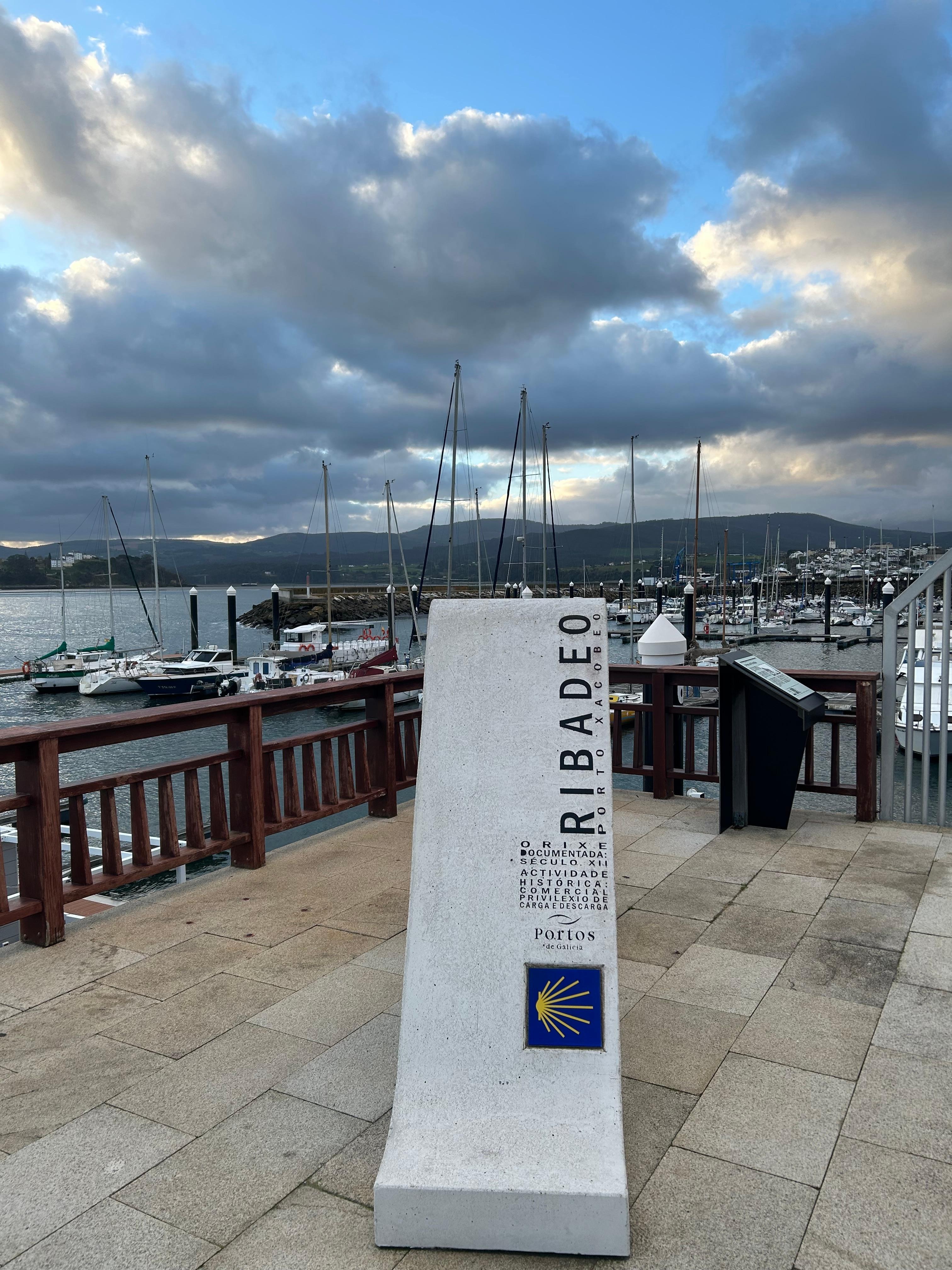 El puerto al lado del hotel 