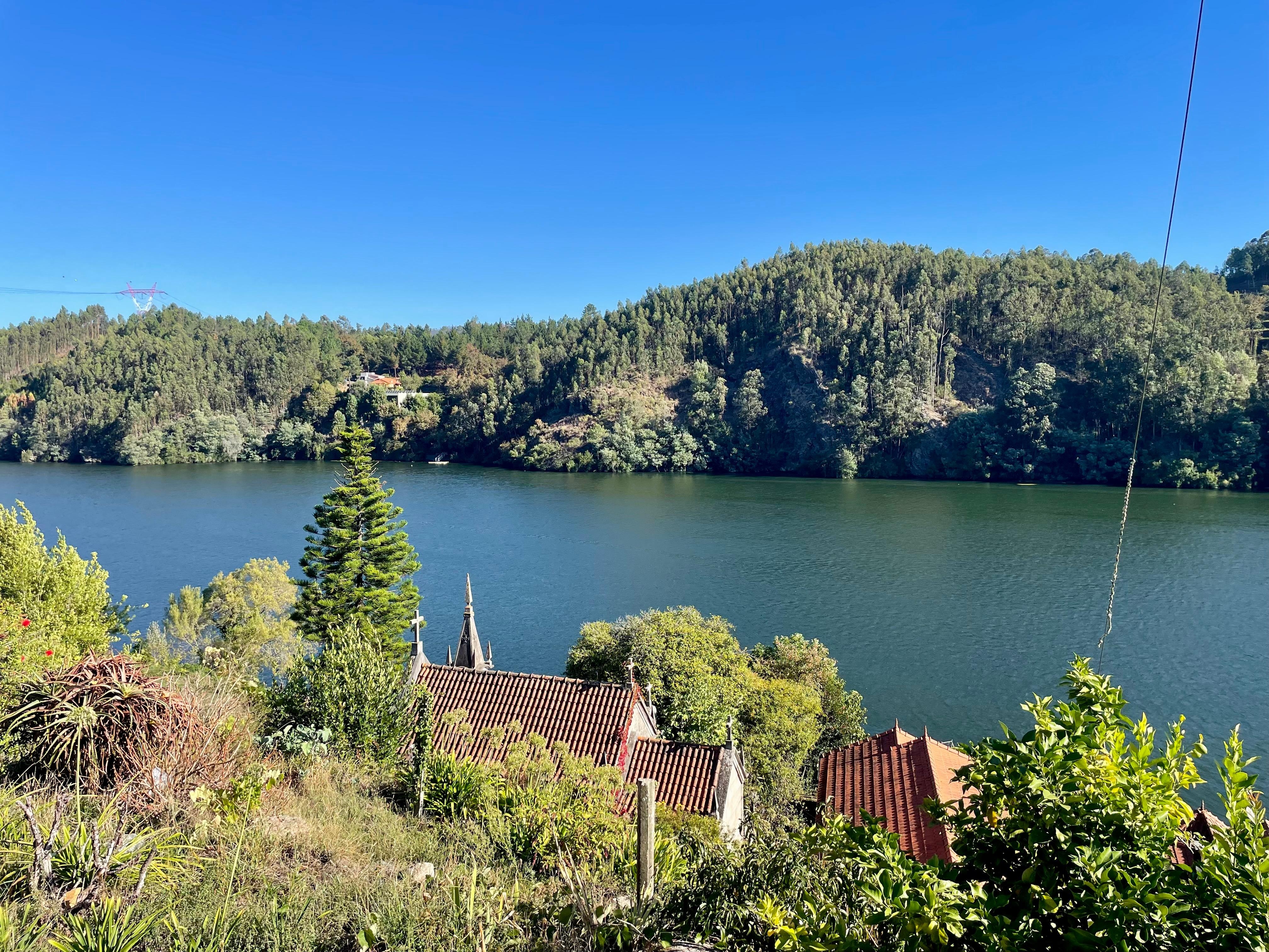 Het uitzicht van boven de huisje op de Douro