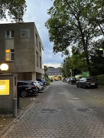 Zufahrt. Davor gibt es ausreichend viele Parkplätze.