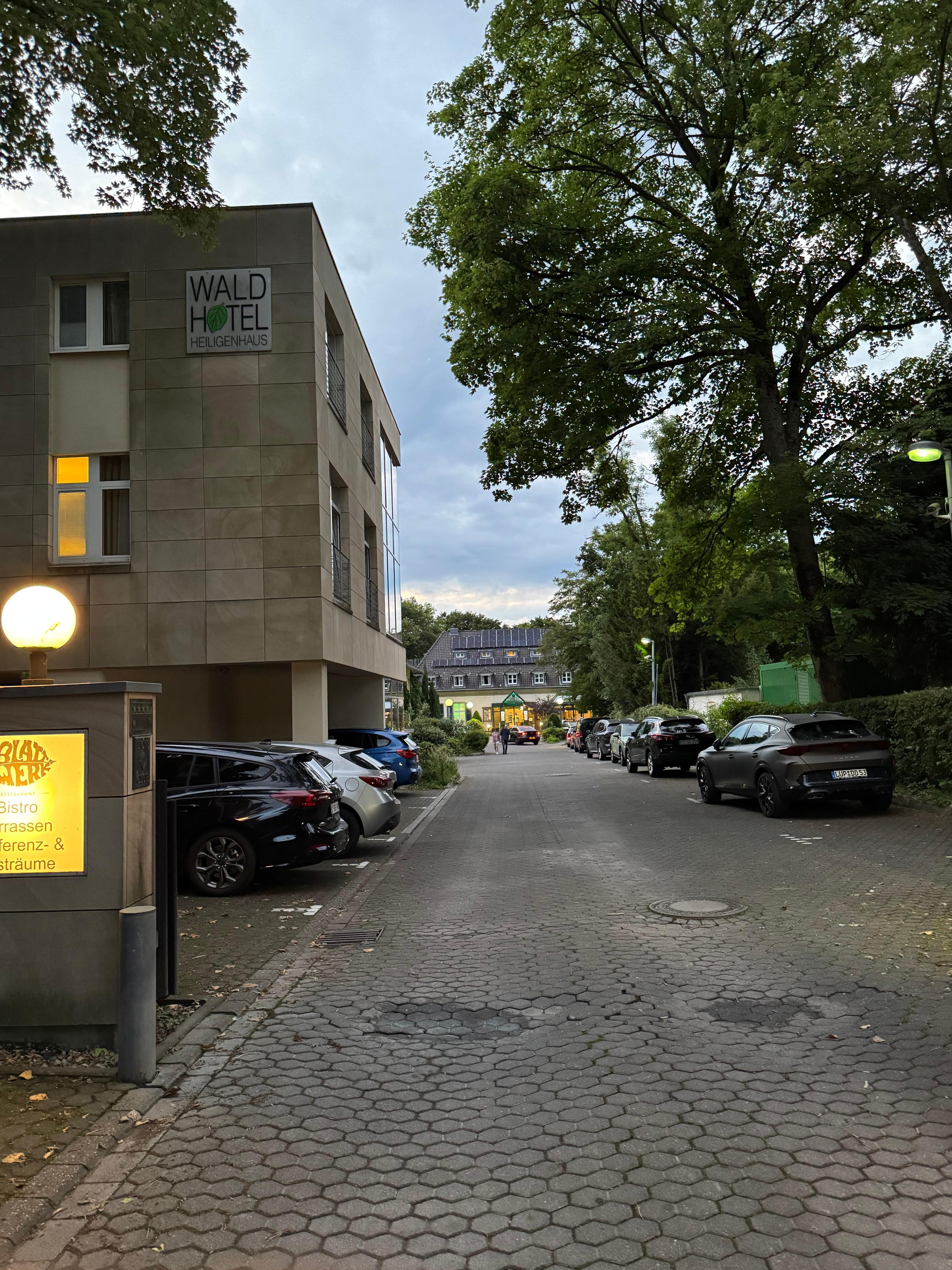 Zufahrt. Davor gibt es ausreichend viele Parkplätze.