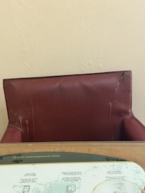 Cadeira do café da manhã detonada