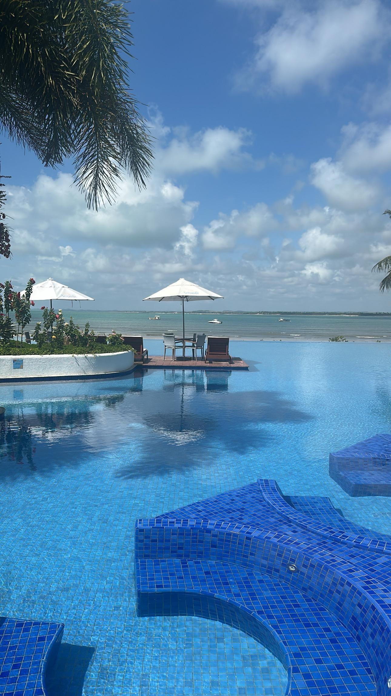 Pisicina de borda infinitia maravilhosa!