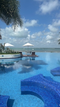 Pisicina de borda infinitia maravilhosa!