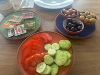 生野菜とオリーブオイルとパンとゆで卵でした。オリーブ好きなのでうれしかった(笑)