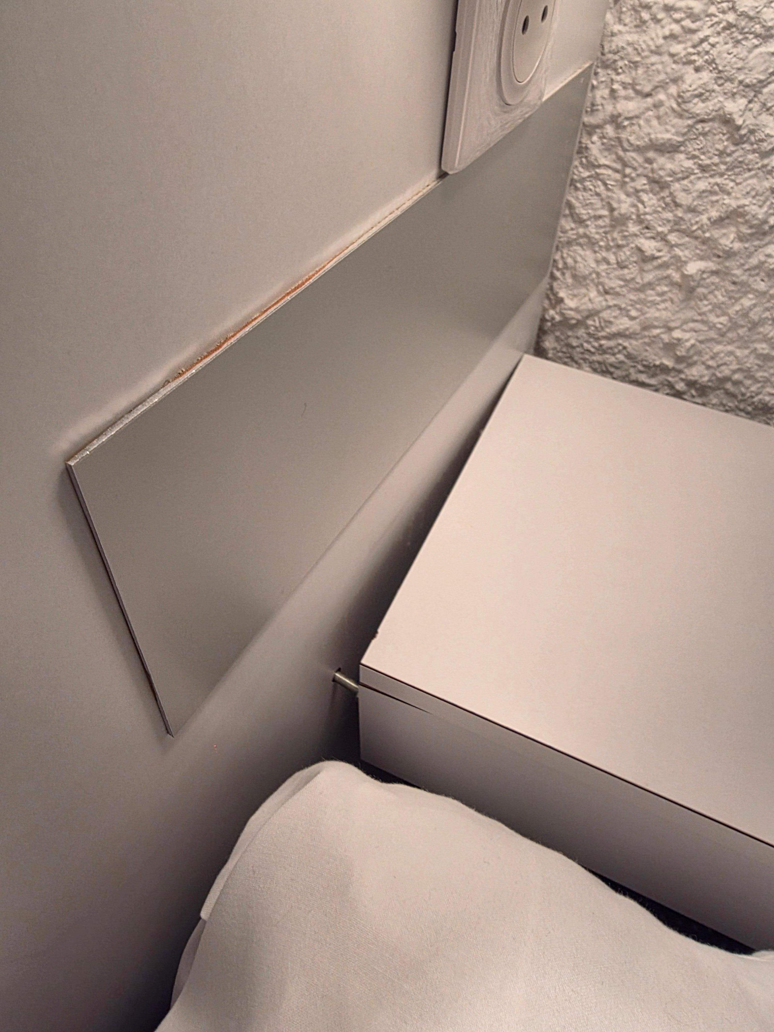 La table de nuit à moitié fixée 