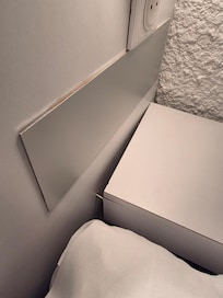 La table de nuit à moitié fixée
