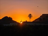 Sonnenuntergang auf der Terrasse mir Blick zum Meer