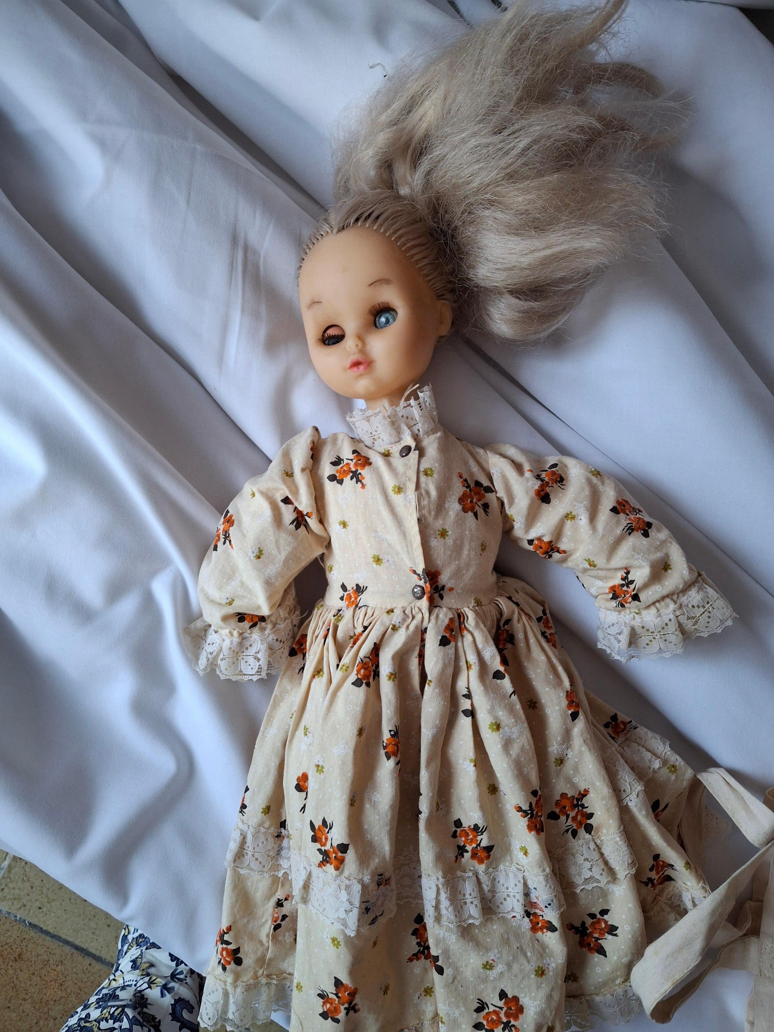 Nous avons fermé les poupées dans les placards 