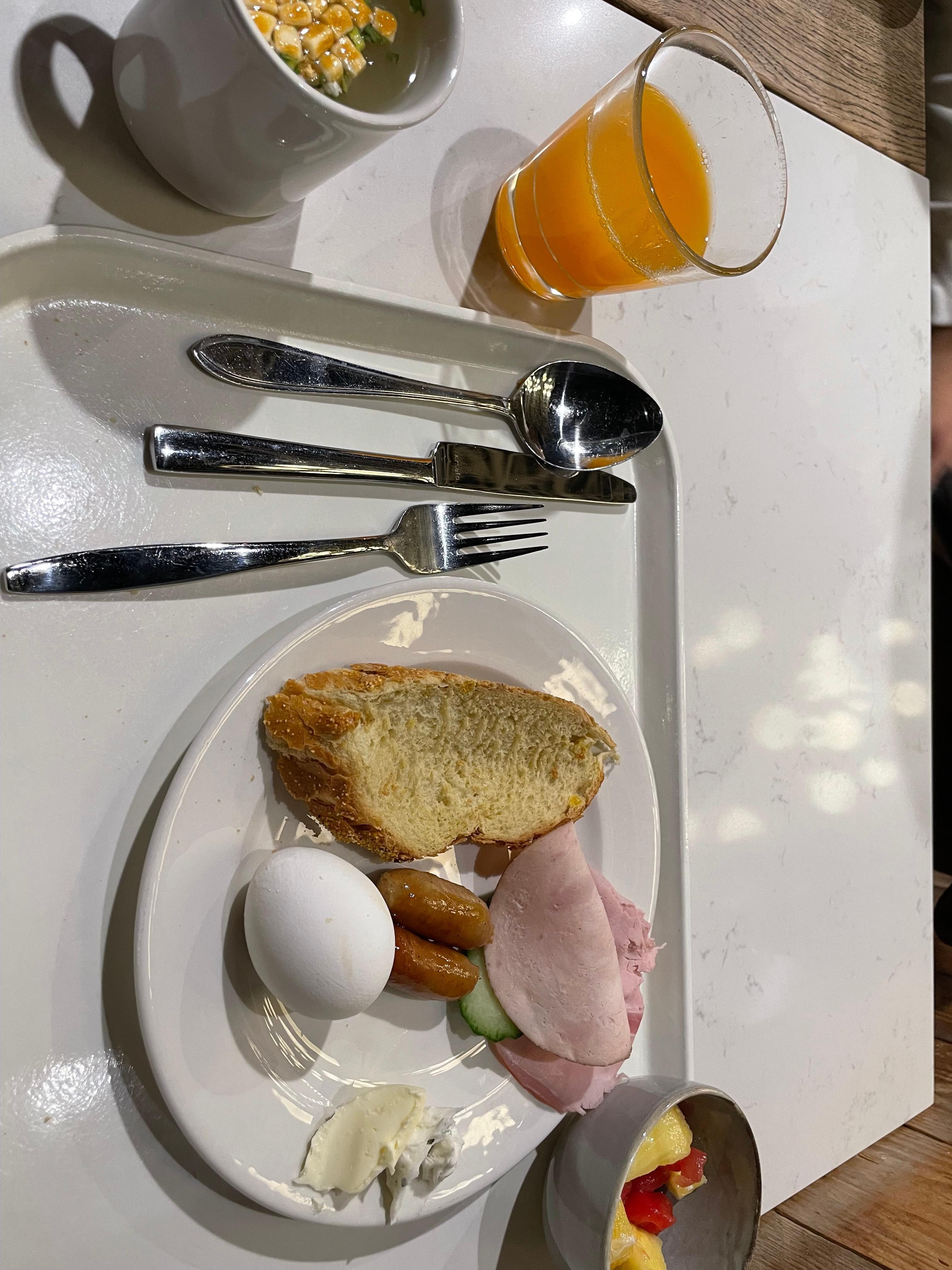 左端の味噌汁はホットウォーターで作りました。部屋にポットは無いです。