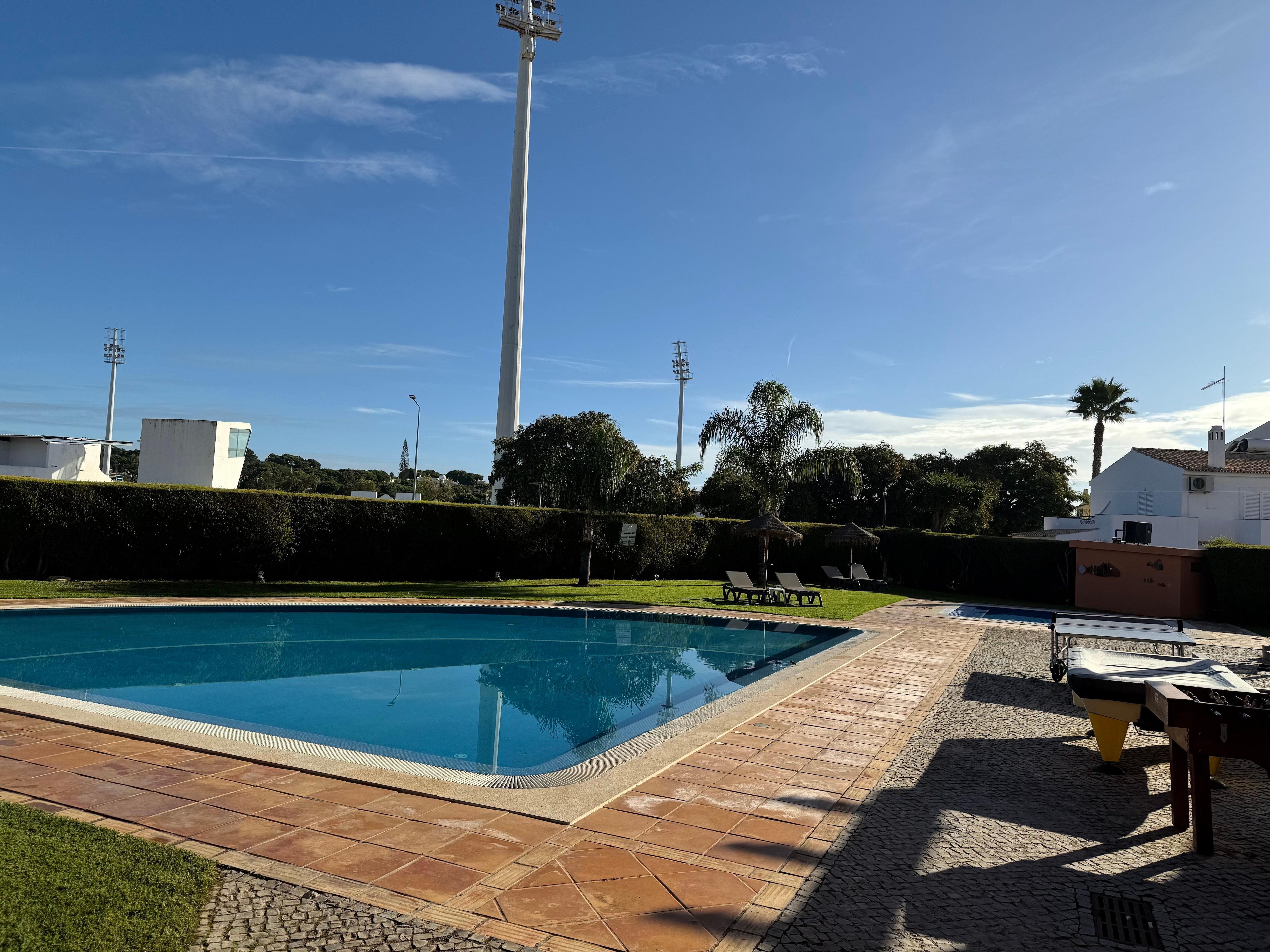 Piscine juste à côté  de la salle du petit déjeuner ! Très agréable 