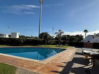 Piscine juste à côté de la salle du petit déjeuner ! Très agréable